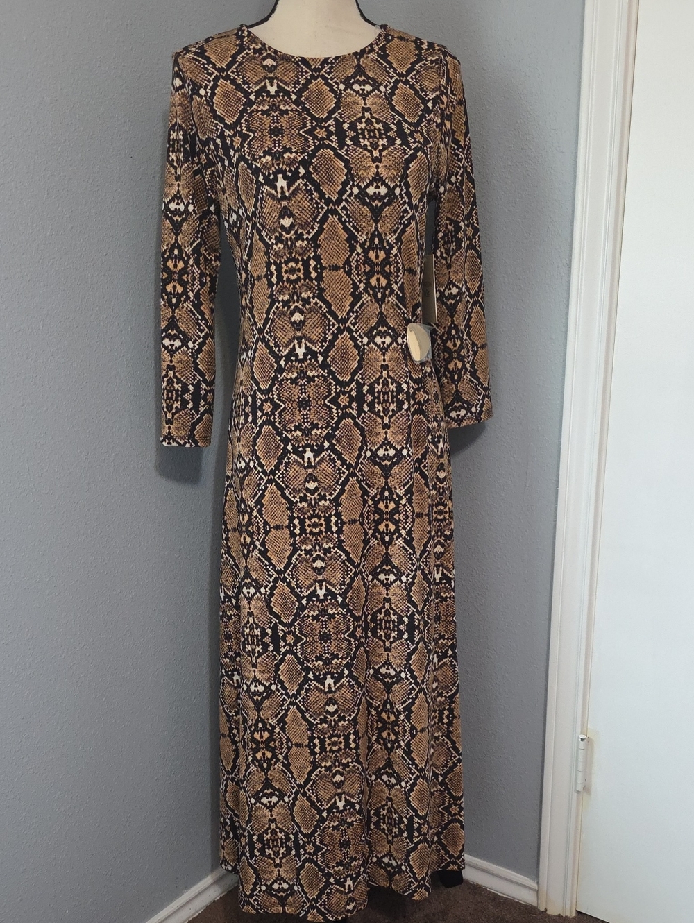 Elegant Long-Sleeve Snake-Print Maxi Dress - Brown/Black